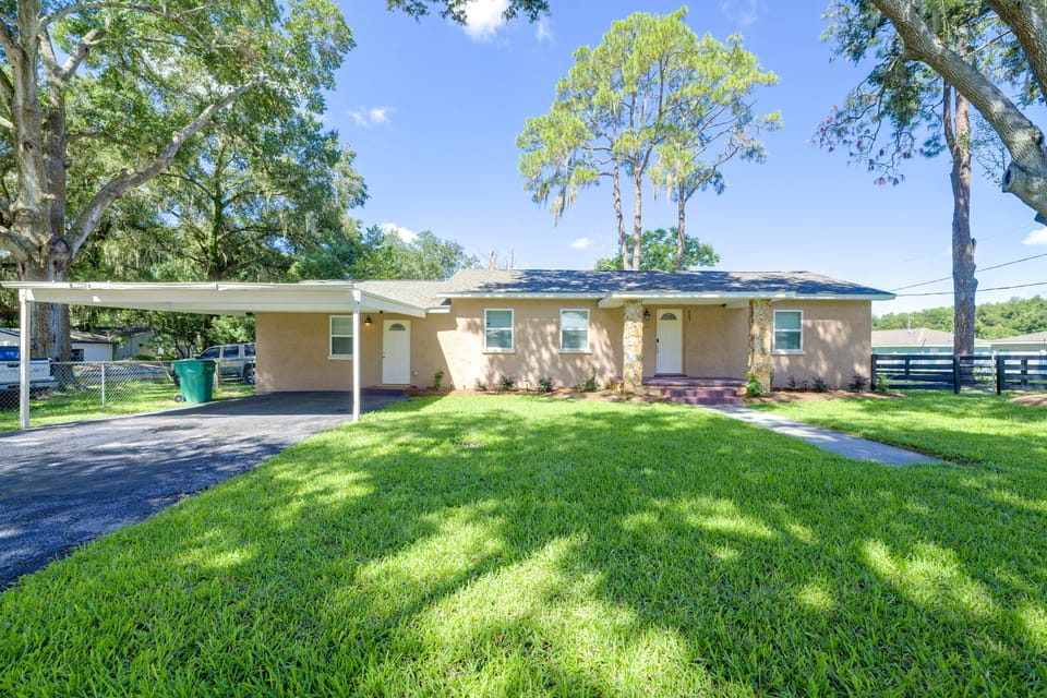 Walk to Dining: Relax at 609 Gray House in The Villages