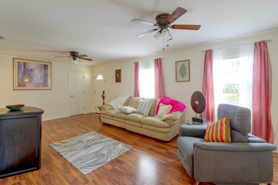 Walk to Dining: Relax at 609 Gray House in The Villages