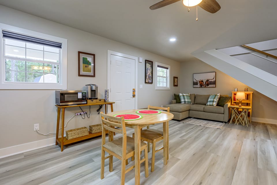Wooded Piney Woods Tiny Home w/ King Loft & Deck House in Texas