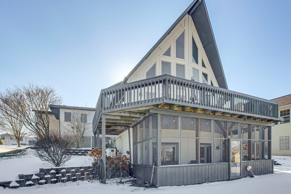Game Room, Screened Porch! Howard A-Frame Chalet House in Ohio