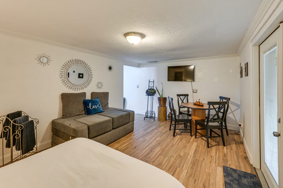 4 Mi to Dtwn! Studio w/ Screened Porch in Sarasota Apartment in Sarasota