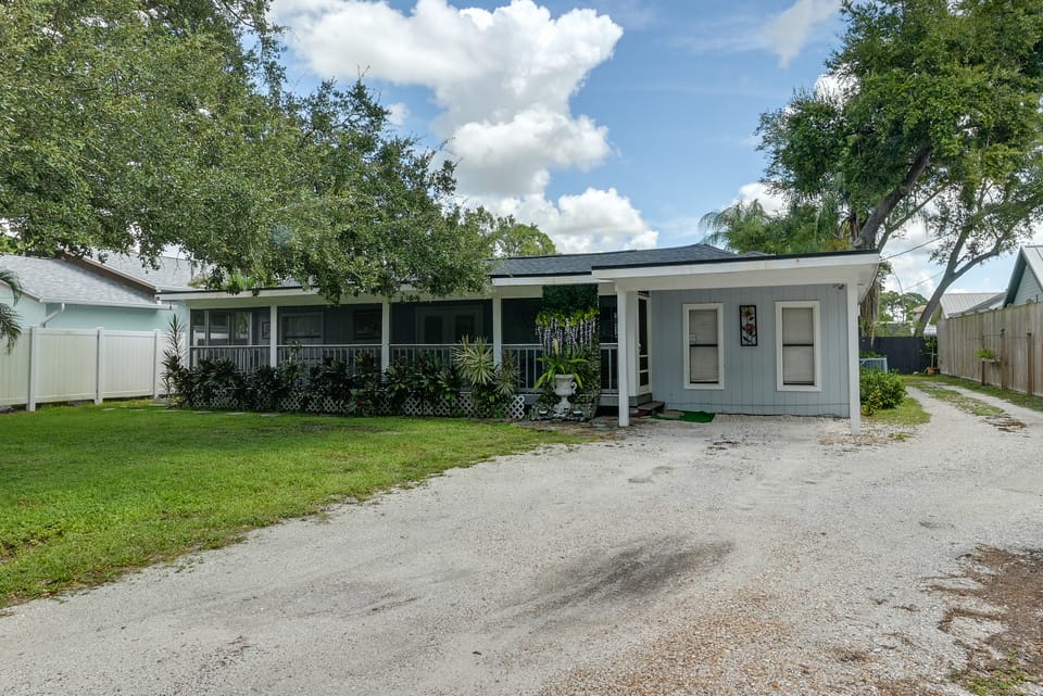 6 Mi to Beach! Sarasota Studio w/ Screened Porch Apartment in Sarasota