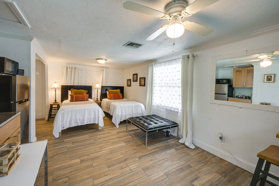 6 Mi to Beach! Sarasota Studio w/ Screened Porch Apartment in Sarasota