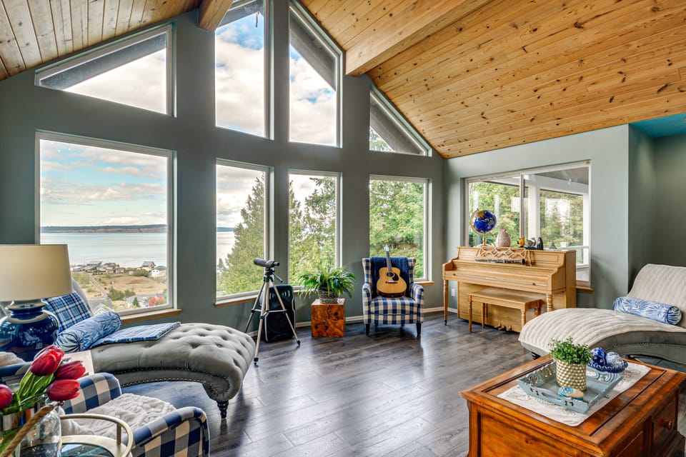 Sound-View Deck! Retreat Near Point No Point Light Apartment in Hansville