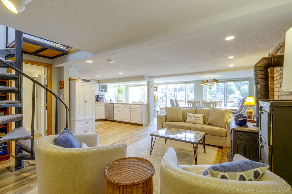 Pine Point: 3BR, 2BA, Private Dock & Kayaks! House in Massachusetts