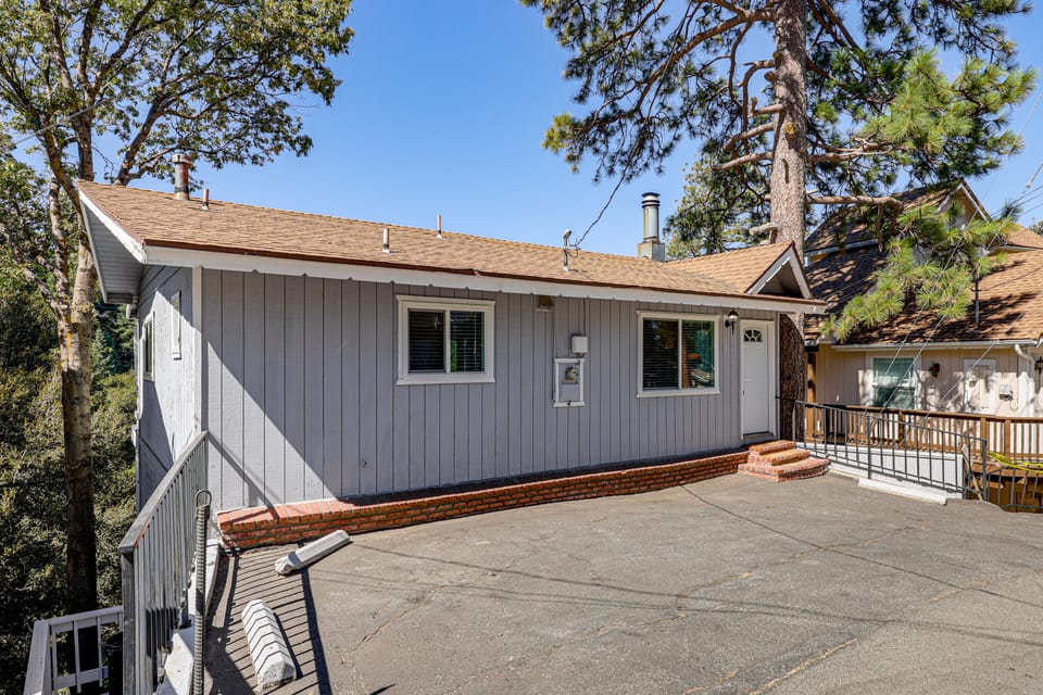 Mtn & Lake Gregory Views! Scenic Crestline Cabin House in Crestline