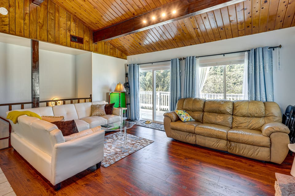 Mtn & Lake Gregory Views! Scenic Crestline Cabin House in Crestline