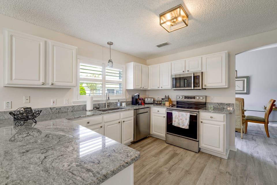 < 1 Mi to Spanish Springs! Extended Stay w/ Pool House in The Villages
