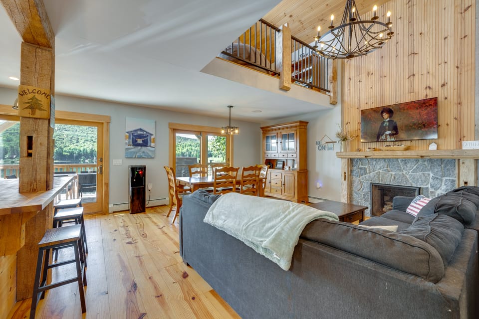 On Neal Pond! Spacious Group Retreat w/ Game Room House in Vermont