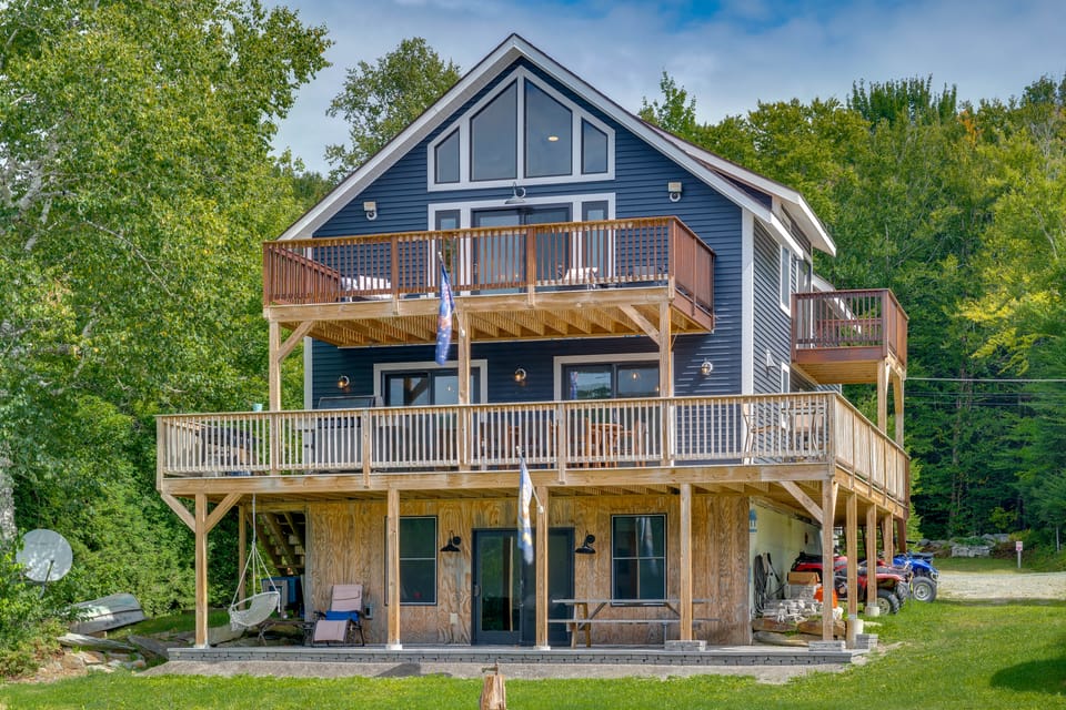 On Neal Pond! Spacious Group Retreat w/ Game Room House in Vermont