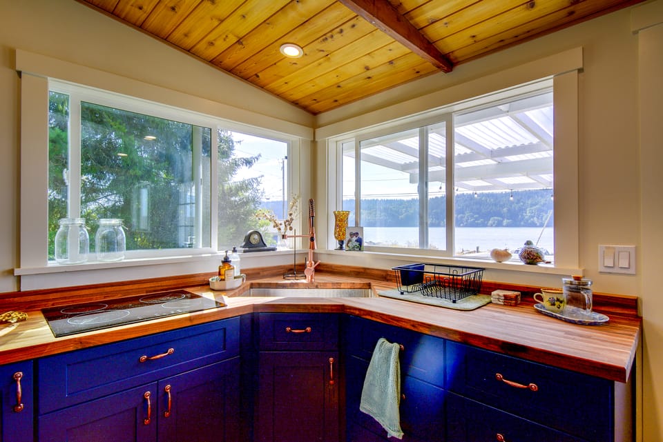 Quiet Island Retreat w/ Puget Sound Views! House in Vashon