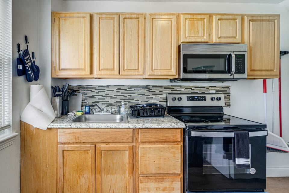 Hot Tub & Continental Breakfast Provided! D.C. Gem Apartment in District of Columbia