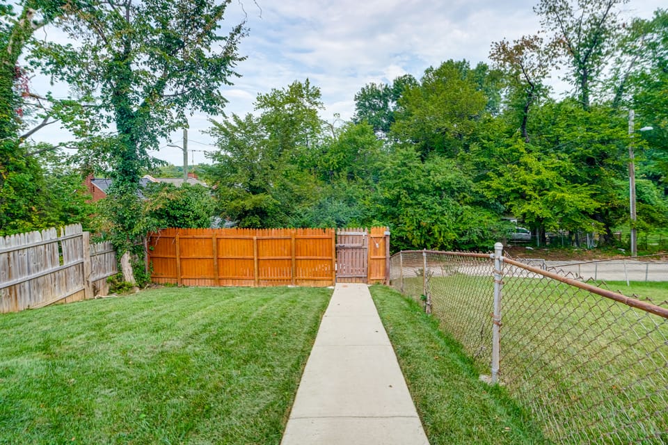 Hot Tub & Continental Breakfast Provided! D.C. Gem Apartment in District of Columbia