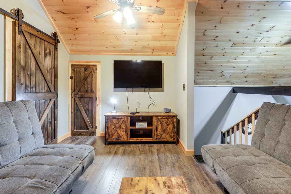 Close to Oneida Lake! 5-Acre Wooded Escape w/ Deck House in New York