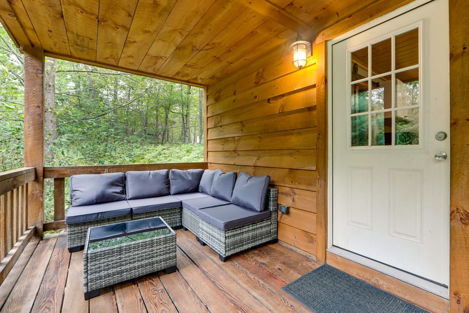 Close to Oneida Lake! 5-Acre Wooded Escape w/ Deck House in New York