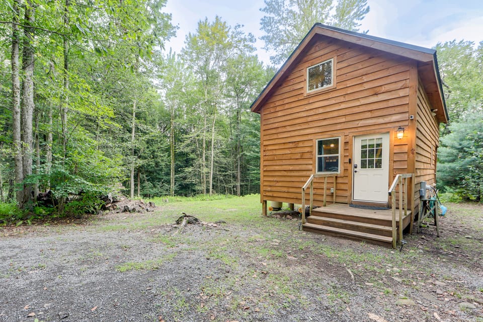 Close to Oneida Lake! 5-Acre Wooded Escape w/ Deck House in New York