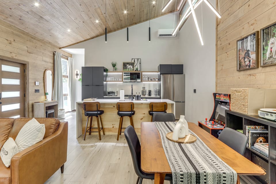 Dog-Friendly Modern Cabin, Fully Fenced w/ Hot Tub House in Georgia