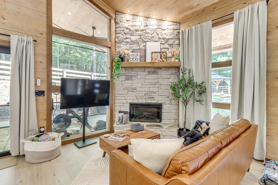 Dog-Friendly Modern Cabin, Fully Fenced w/ Hot Tub House in Georgia