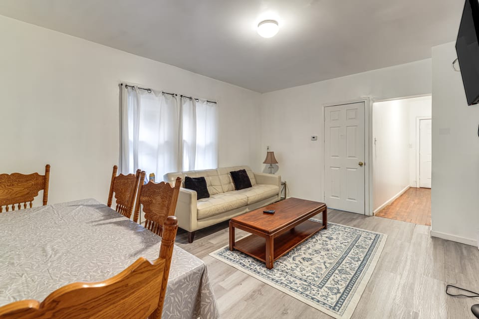 Easy Niagara Falls Access! Apt w/ Full Kitchen House in Niagara Falls