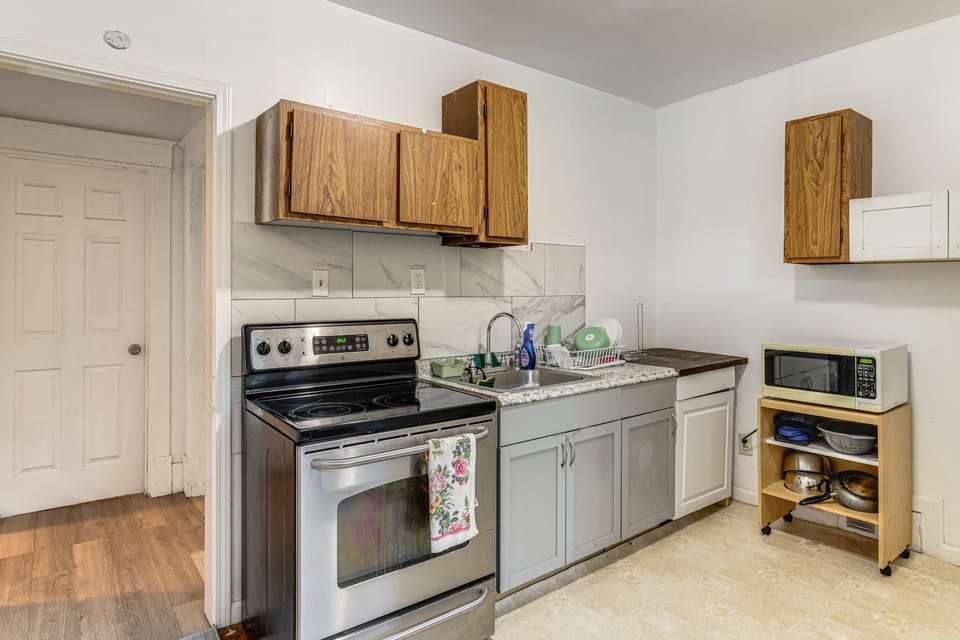 Easy Niagara Falls Access! Apt w/ Full Kitchen House in Niagara Falls