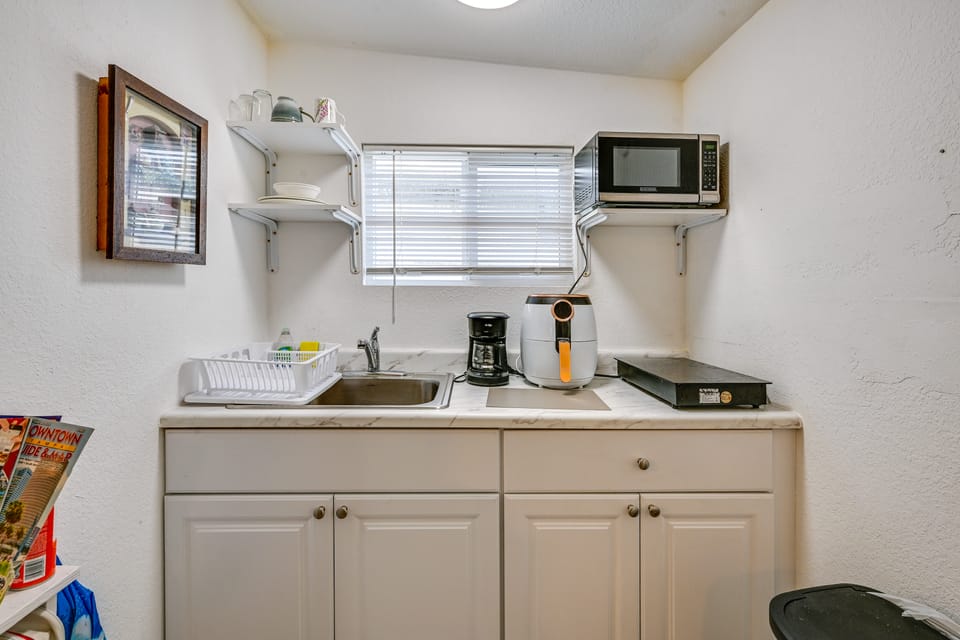 < 2 Mi to Raymond James Stadium! Couple’s Retreat Apartment in Tampa