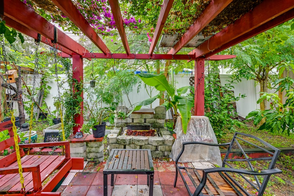 < 2 Mi to Raymond James Stadium! Couple’s Retreat Apartment in Tampa