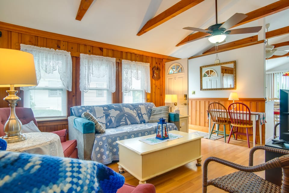 Cozy Fall & Winter Home! Walk to Swift's Beach House in Marion