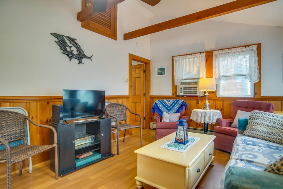 Walk to Swift's Beach! Cozy Home Near Cape Cod House in Marion