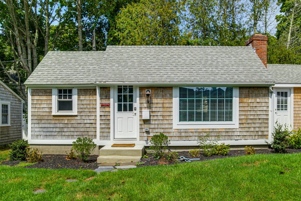 3 Mi to Craigville Beach! Walkable Couple’s Haven Apartment in Osterville