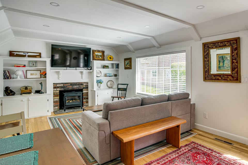 3 Mi to Craigville Beach! Walkable Couple’s Haven Apartment in Osterville