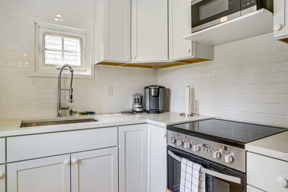 3 Mi to Craigville Beach! Walkable Couple’s Haven Apartment in Osterville