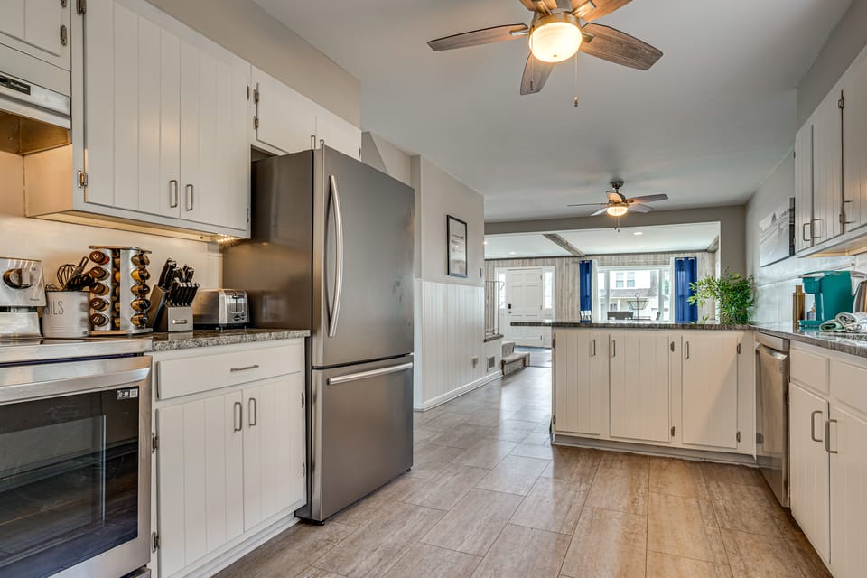 Stroll to Shore, Hot Tub! West Haven Extended Stay House in West Haven
