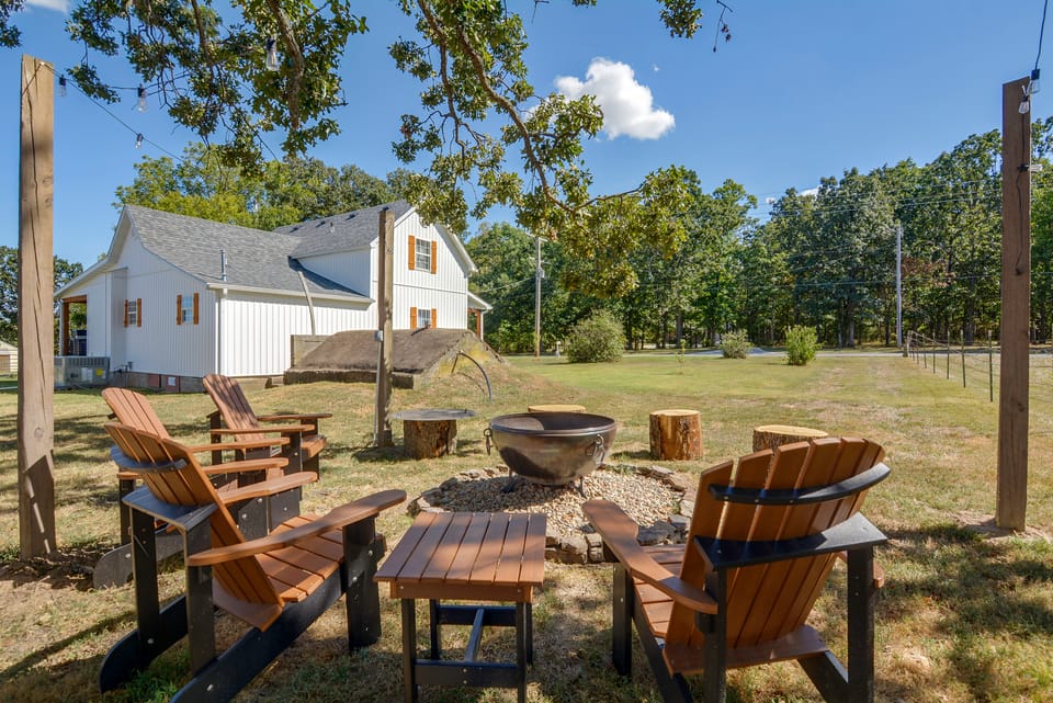 Country Living! Fire Pit, Horse Stalls & Views House in Missouri