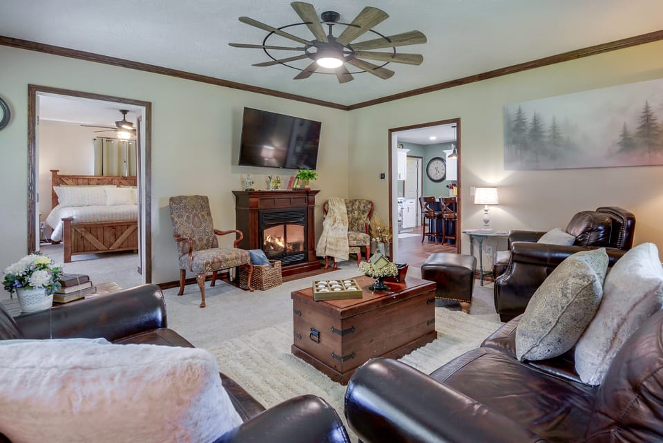 Country Living! Fire Pit, Horse Stalls & Views House in Missouri
