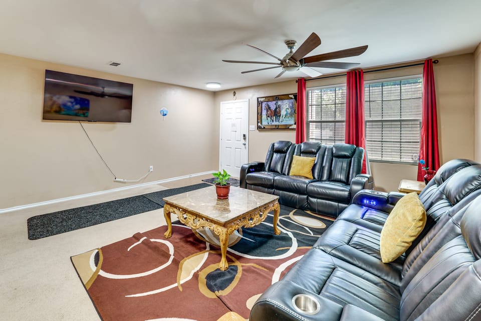 9BR Group Getaway Outside Fort Worth House in Fort Worth
