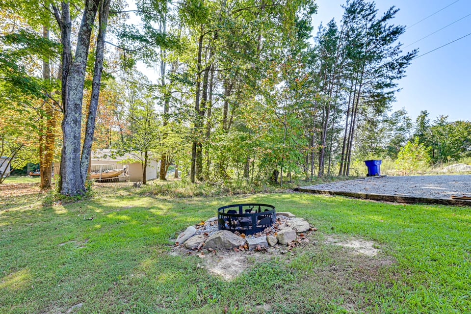 Mammoth Cave Retreat w/ Hot Tub & Game Loft House in Nolin Lake