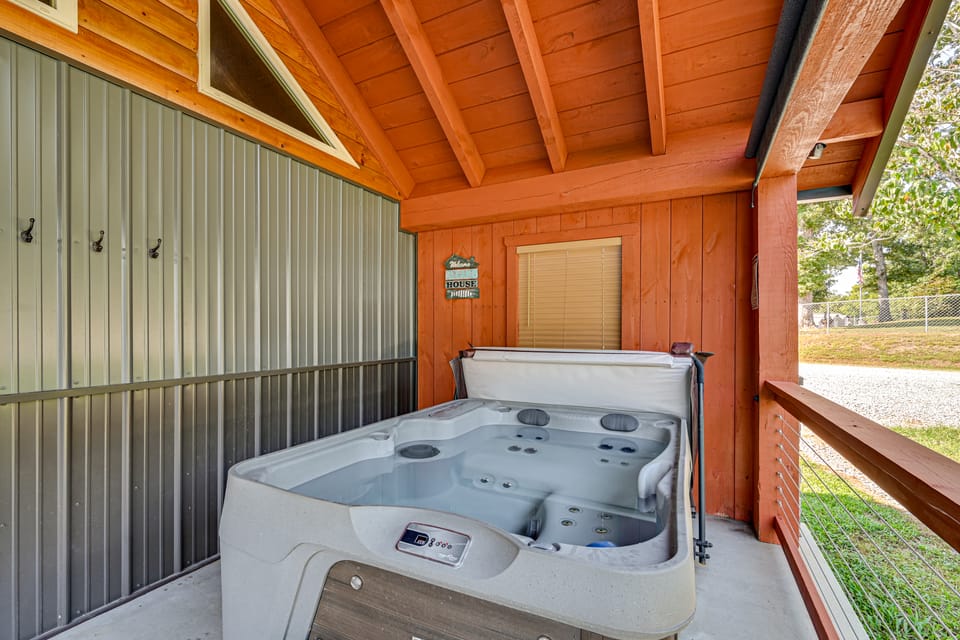 Mammoth Cave Retreat w/ Hot Tub & Game Loft House in Nolin Lake