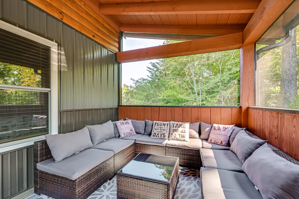 Mammoth Cave Retreat w/ Hot Tub & Game Loft House in Nolin Lake