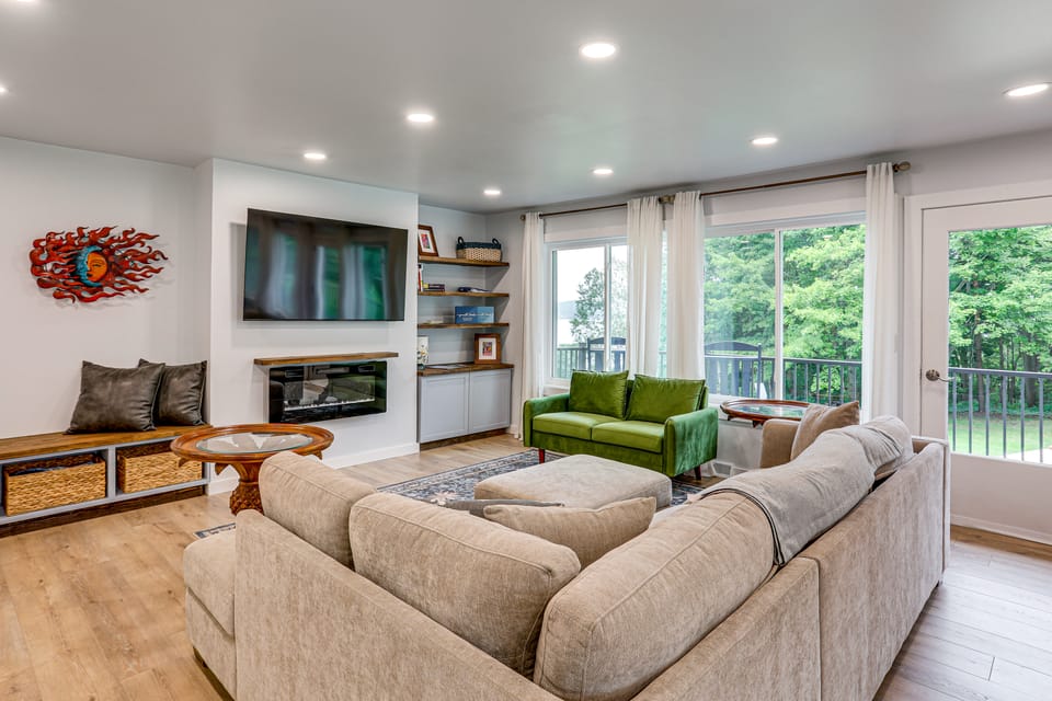 Lake Views, Hot Tub! Chautauqua Family Retreat House in Mayville
