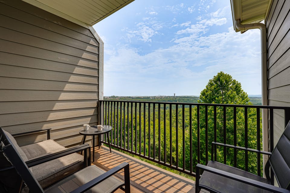 Branson Getaway Near SDC, TRL with views of Strip Apartment in Branson