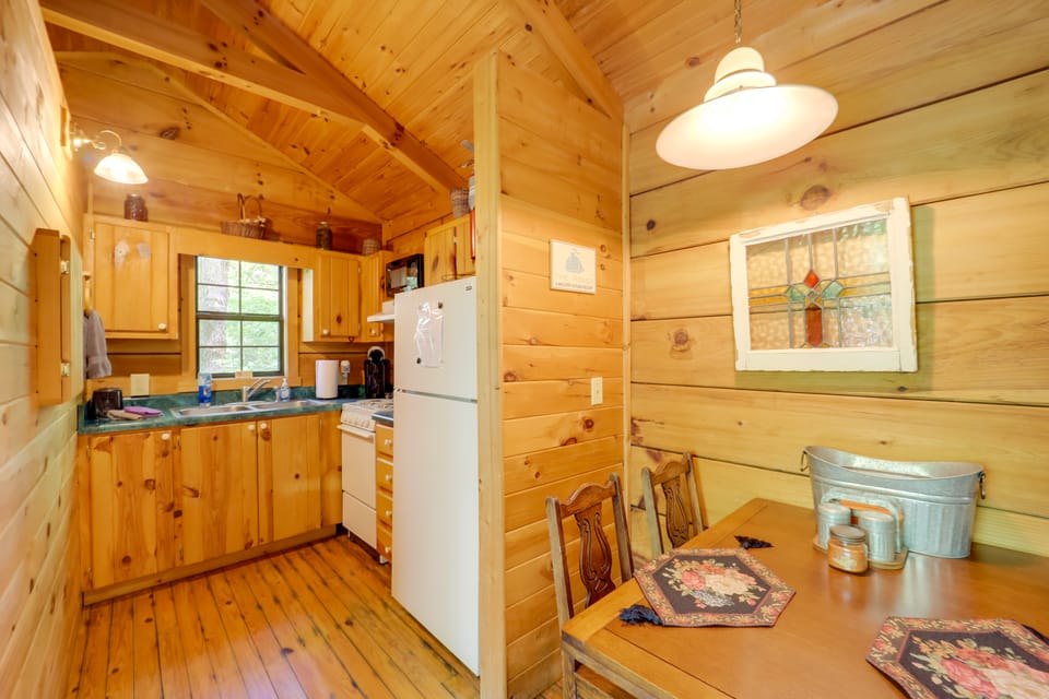 Group of 6 Cabins on 92-Acre Farm in Marion House in North Carolina