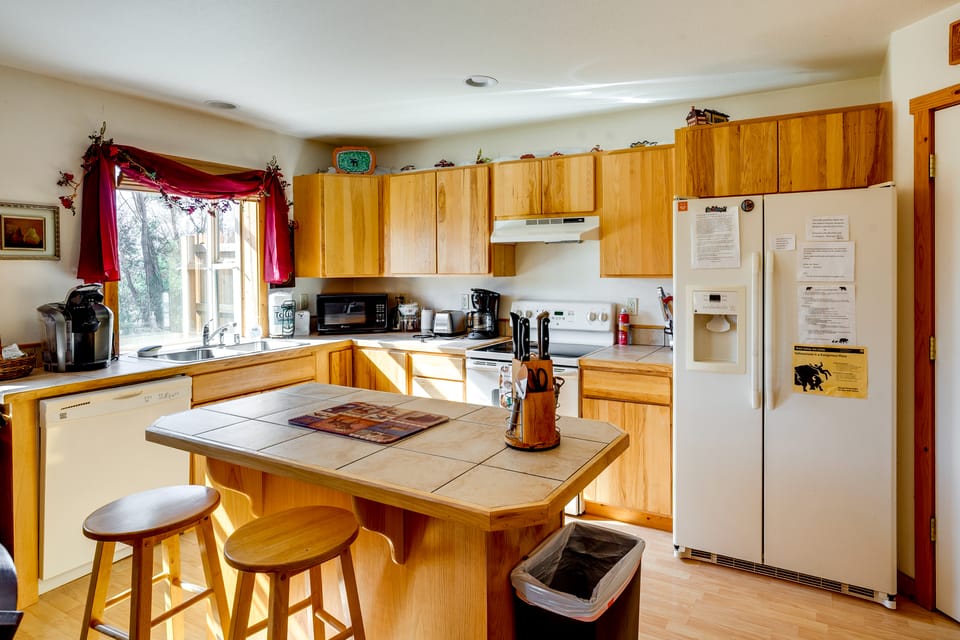 Walk to Yellowstone River! Emigrant Home w/ Patio House in Emigrant