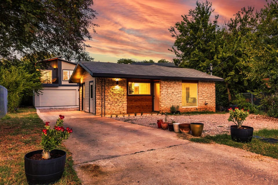 4 Mi to Downtown Austin! Quiet & Quaint Home House in Austin