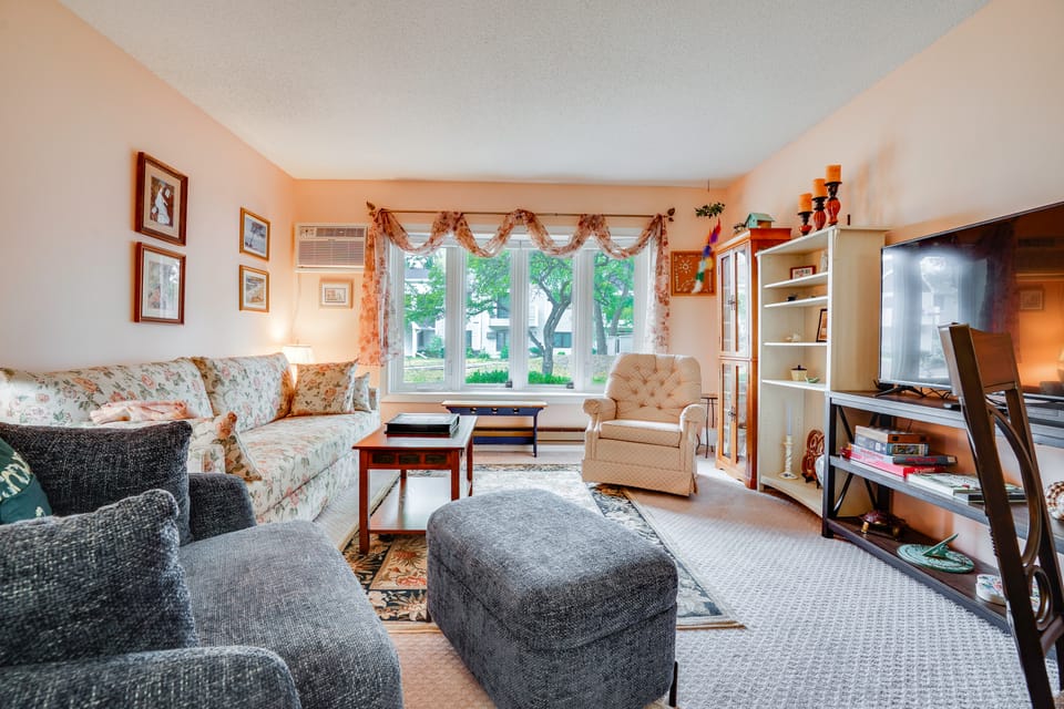 Idyllic Gem Near Minnehaha Falls! Apartment in Minneapolis