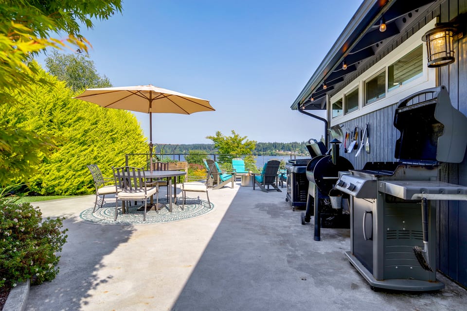Waterfront Whidbey Island Oasis! Hot Tub + Patio House in Freeland