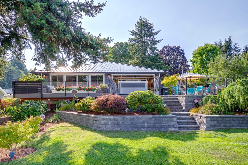 Waterfront Whidbey Island Oasis! Hot Tub + Patio House in Freeland