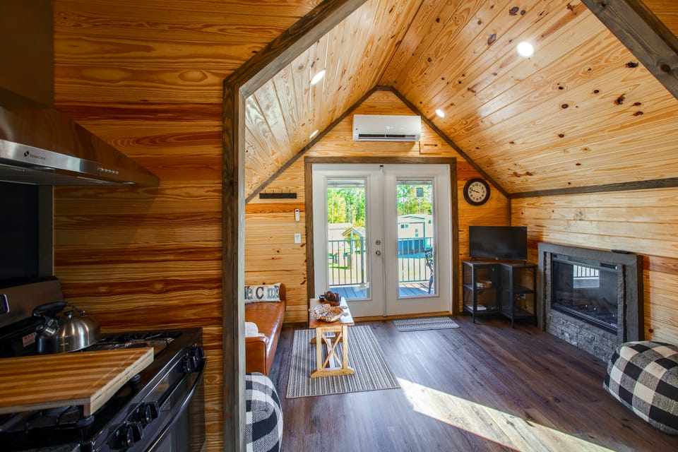 Communal Fire Pit & Dock! Tiny Home By Lake Murray House in Leesville