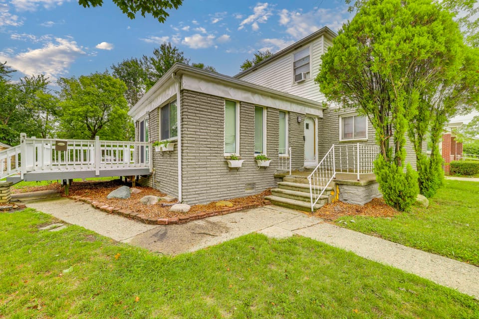 Pet-Friendly Roseville Winter Rental Near Detroit House in Lake Erie
