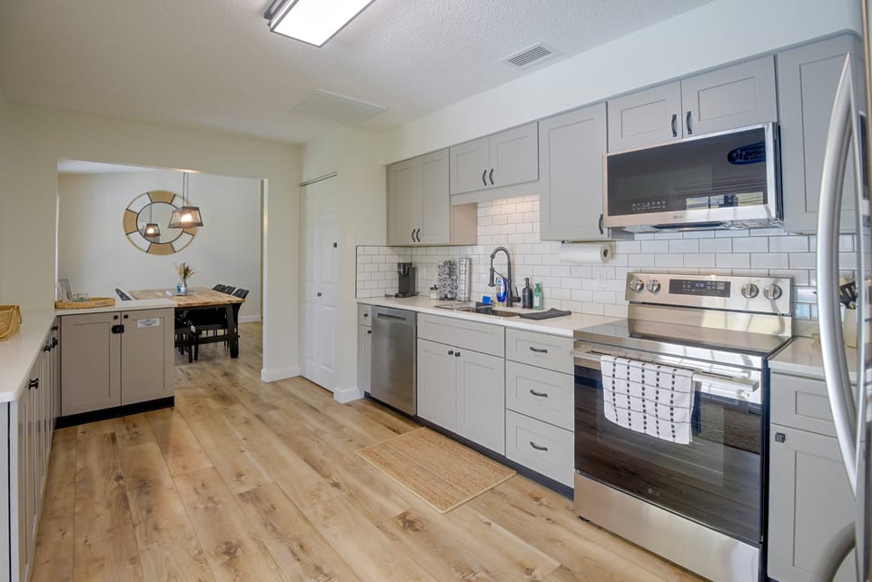 8 Mi to New Smyrna Beach! Home w/ Poolside Oasis House in Edgewater