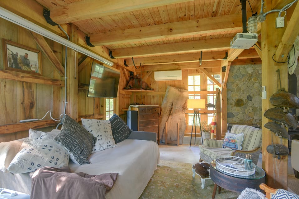 Fire Pit, Deck! Rural Retreat Near East Beach House in Charleston